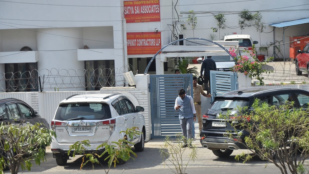 Income tax team seized documents of Satya Sai Builders investigation continues in bareilly