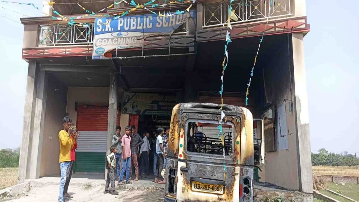 Gopalganj News: The school van started burning as soon as it reached the school gate.