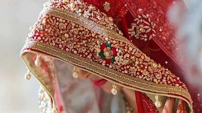 एक महिला, कई से रिश्ते: पति के घर से गहने-नगदी व कार लेकर फरार, खुद को अनाथ बता की थी शादी, रिपोर्ट दर्ज womanAbsconded with jewellery, cash and car from her husbands house, declared herself an orphan and got marrie