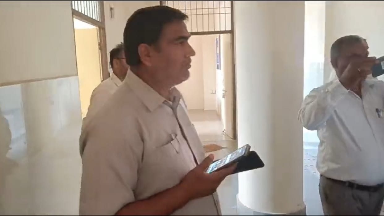 Hisar: CM Flying raids CHC of Khanda Khedi, 2 out of 35 employees found absent