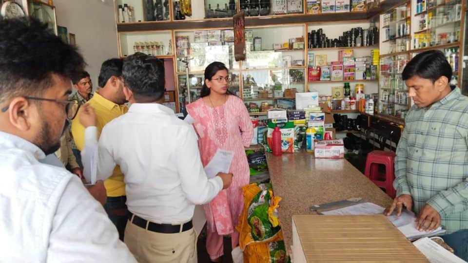 कृषि केंद्र का औचक निरीक्षण
