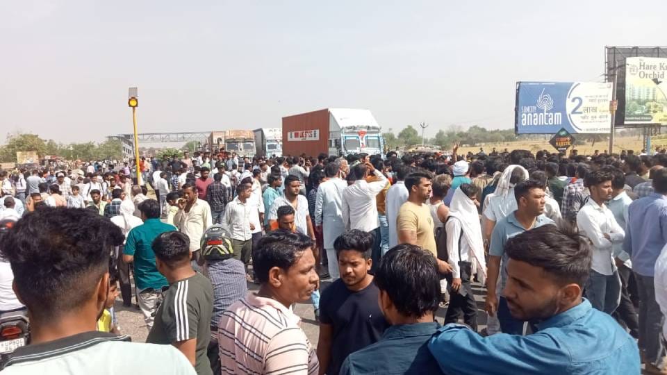 mob blocked highway before cm yogi arrived enraged by killing of fauji in Mathura