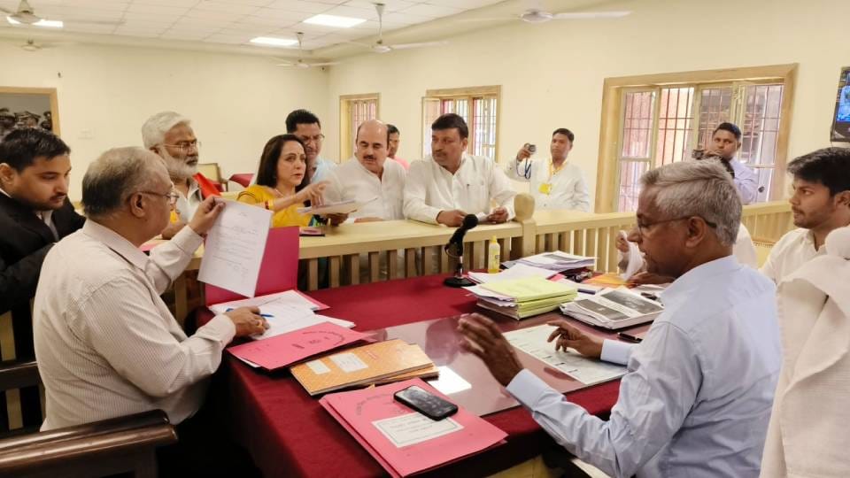 हेमा मालिनी ने नामांकन दाखिल किया