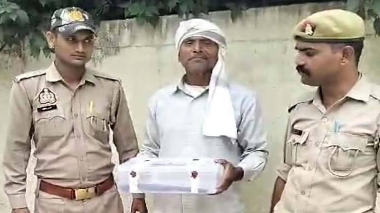 Chitrakoot: Police caught the youth during checking, recovered Rs 12 lakh 70 thousand and a pistol