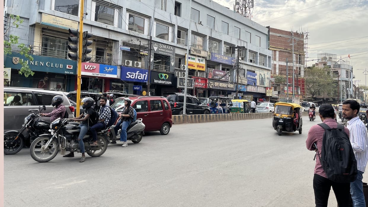 Traffic challan not issued of 2500 vehicles due to lack of zebra crossing at 15 intersections in varanasi