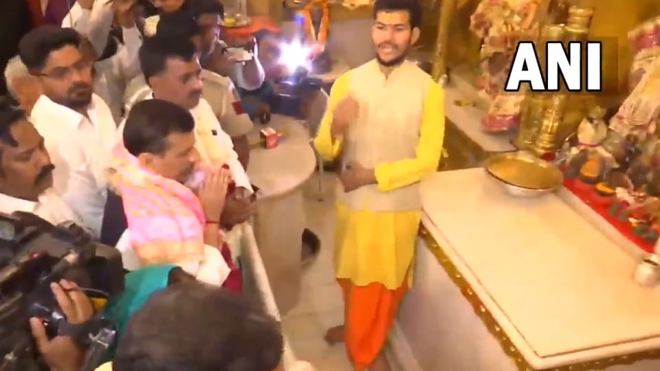 AAP MP Sanjay Singh offers prayers at Hanuman Temple in Delhi