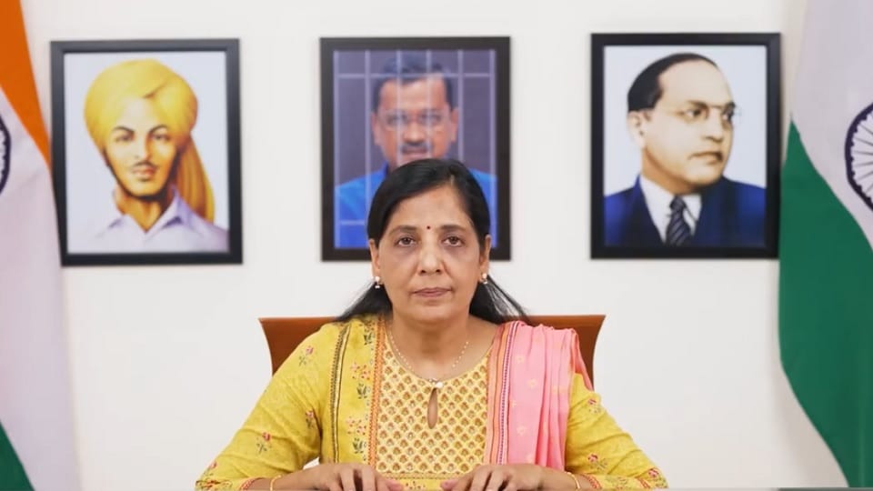 BJP expressed objection on placing Arvind Kejriwal's picture between Ambedkar and Bhagat Singh