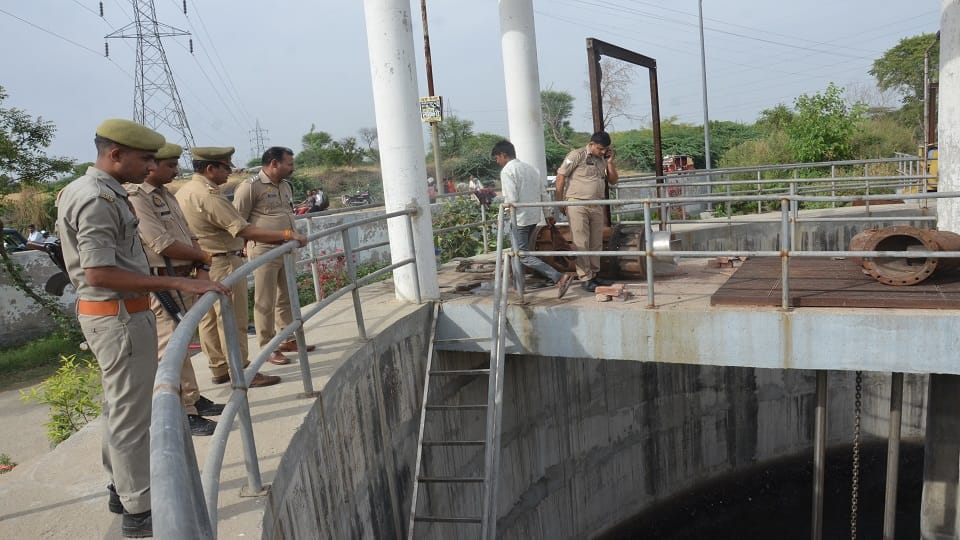 Tragic accident in Firozabad two workers died one unconscious after falling in sewer treatment plant