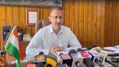 Sirmour News: डीसी सुमित खिमटा बोले- सिरमौर की 259 पंचायतों में चलाया जा रहा मतदाता जागरूकता कार्यक्रम DC Sumit Khimta said Voter awareness program is being run in 259 panchayats of Sirmaur.