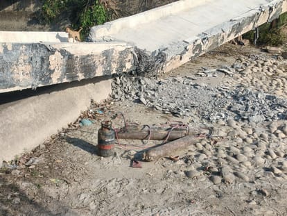 Bijnor: Heavy girder being kept on Eastern Ganga Canal broke into two pieces