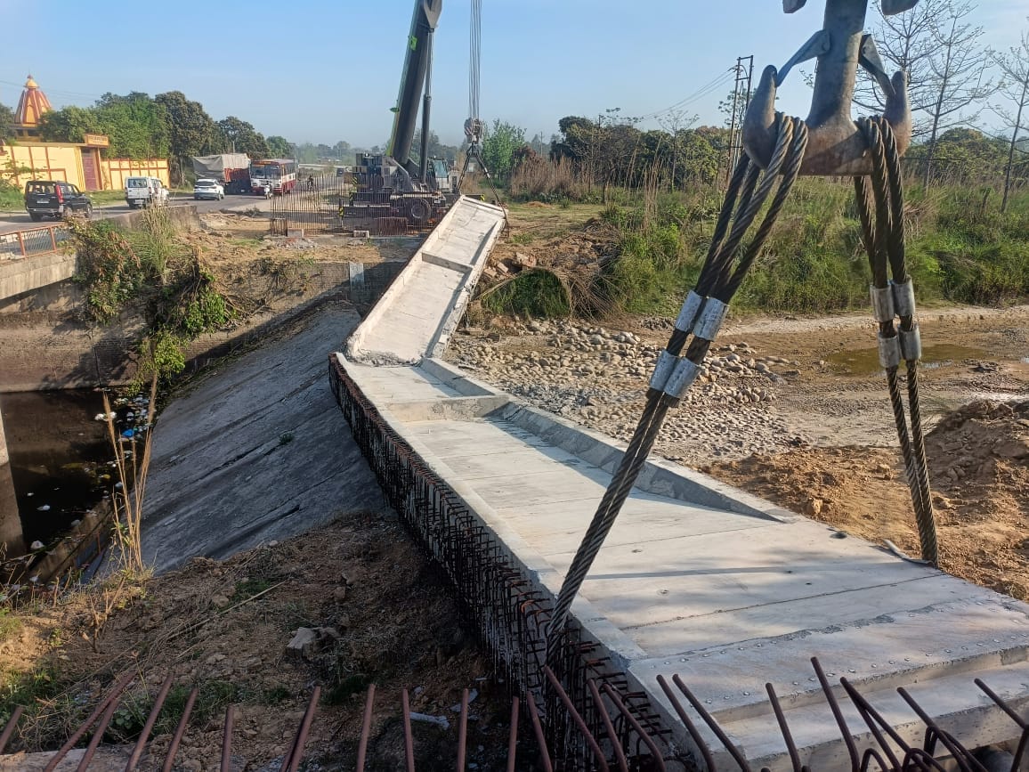 Bijnor: Heavy girder being kept on Eastern Ganga Canal broke into two pieces