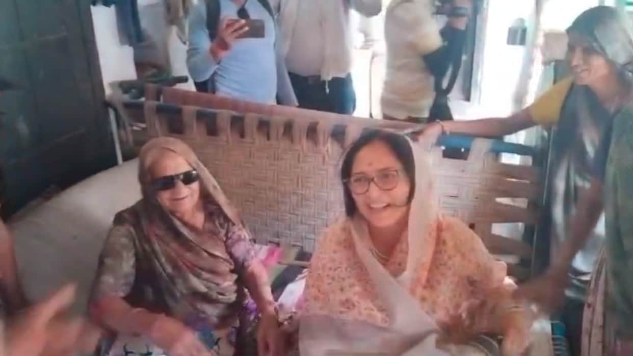 Election: Wife Amrita came out to campaign for Digvijay Singh, said - do not take the opponent lightly