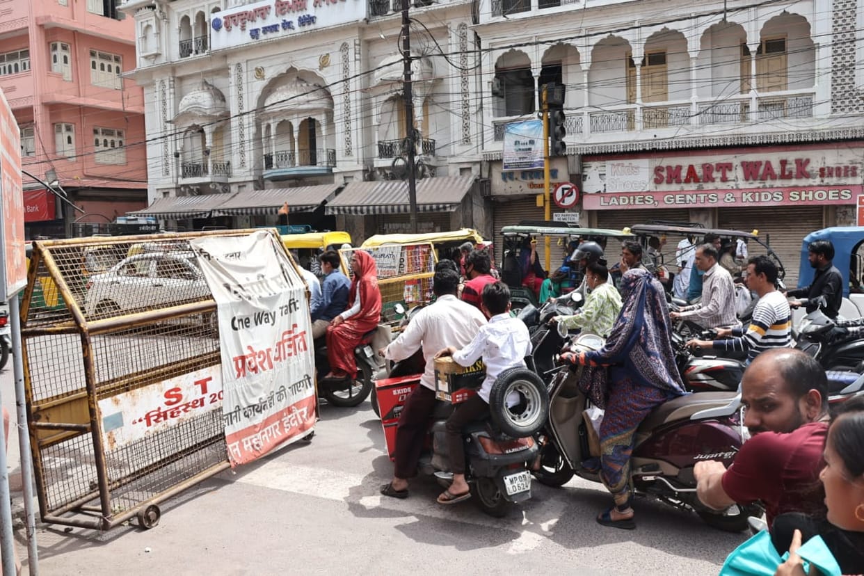 Indore News: After three months, one-way traffic system on two roads of Indore started failing.