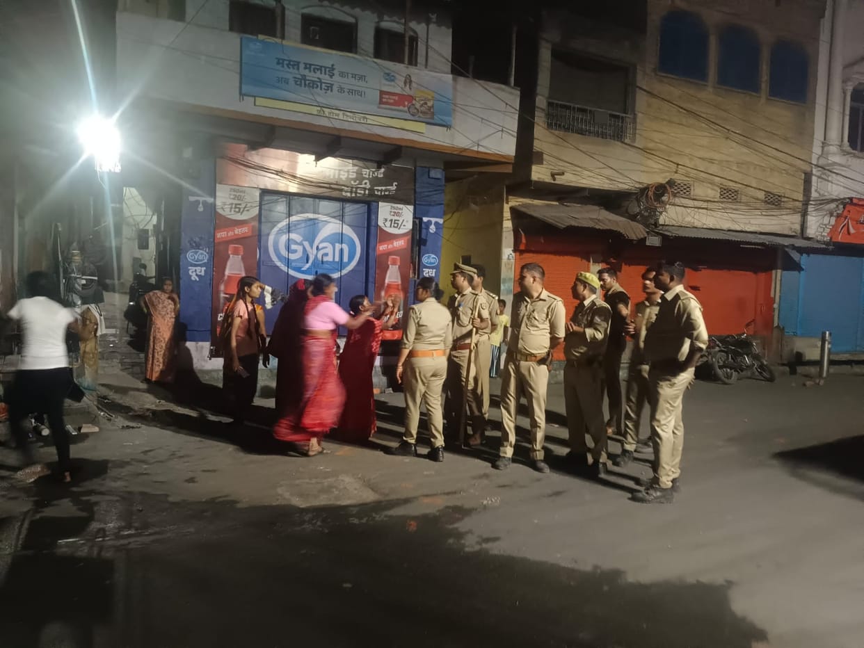 Fight in two parties over old rivalry six people injured in varanasi