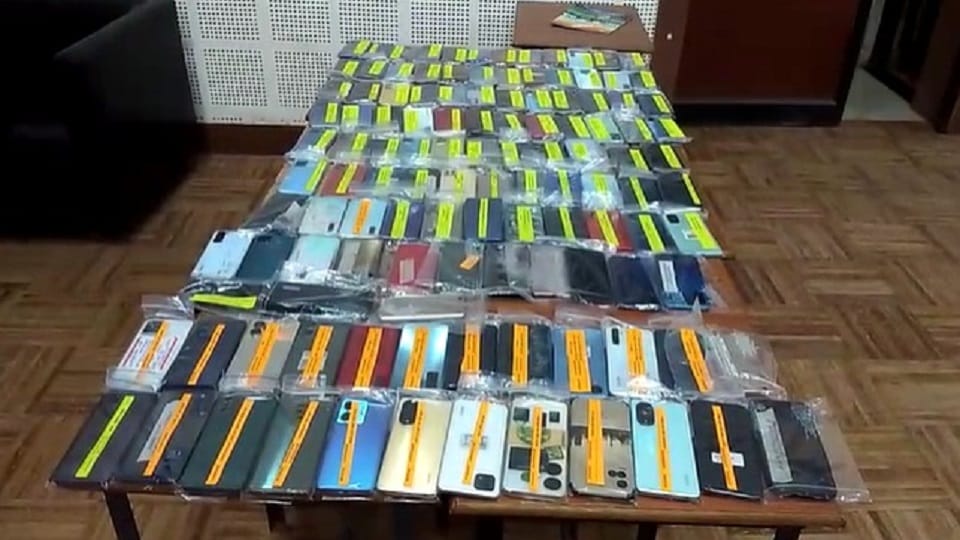 Police returned 115 lost mobile phones worth Rs 17 lakh in Kabirdham