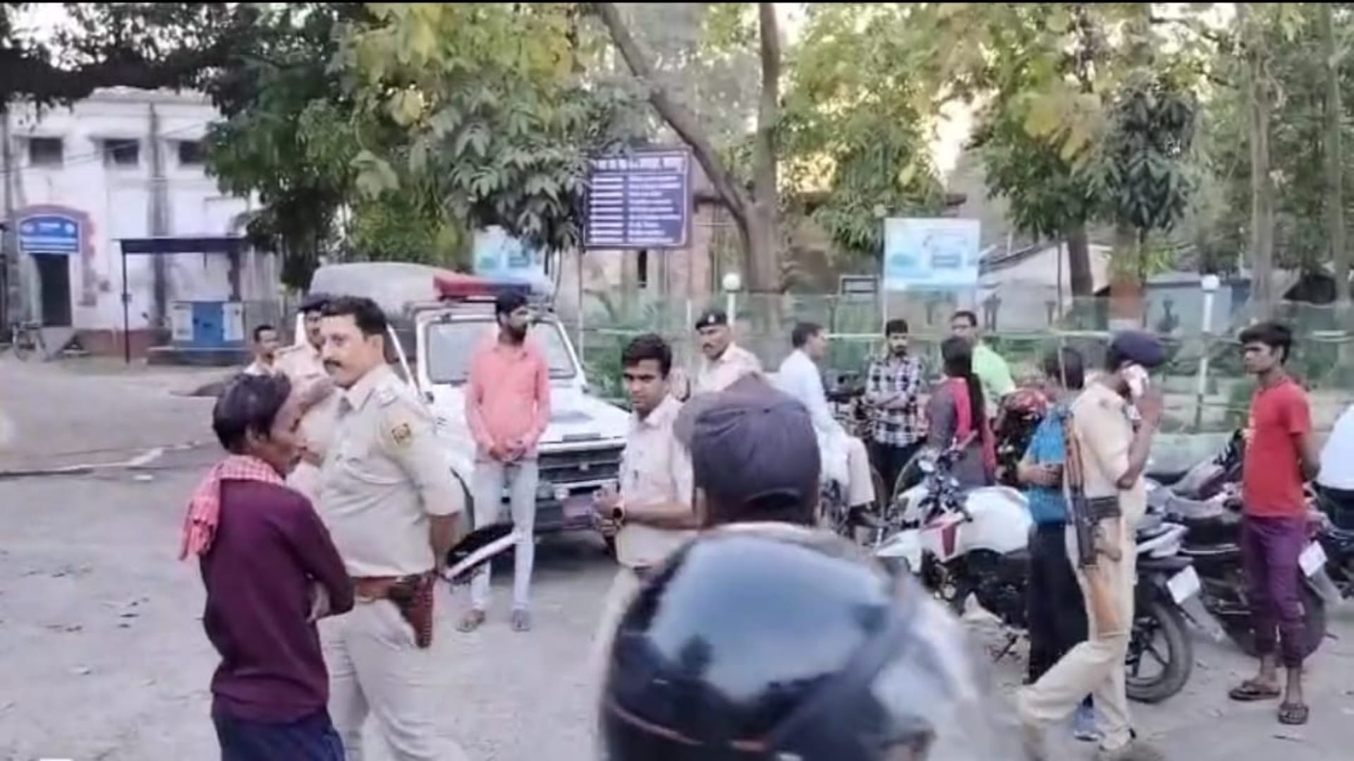 अस्पताल के बाहर मौजूद पुलिस