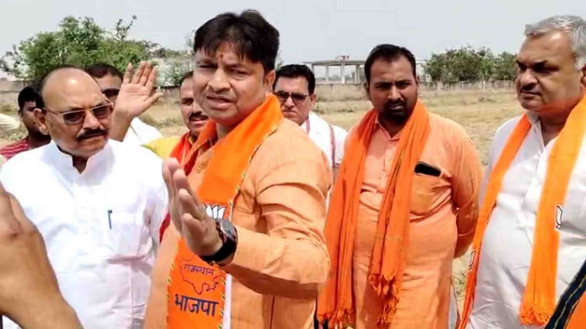 बहादुर सिंह कोली को शांत कराते भूपेंद्र सैनी।