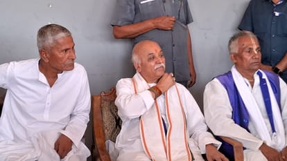 लोगों से संवाद के दौरान प्रवीण तोगड़िया