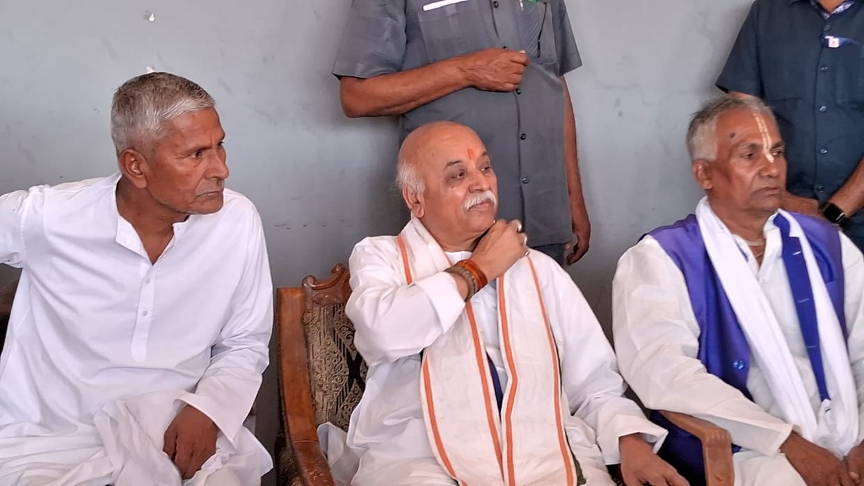 Bihar: Praveen Togadia says Every Hindu should keep Hanuman ji's mace in house, only then Hindu will be safe