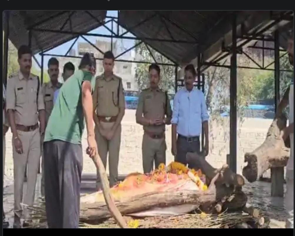 Indore News: Police performed the last rites of an Australian citizen, the son was not ready to come.