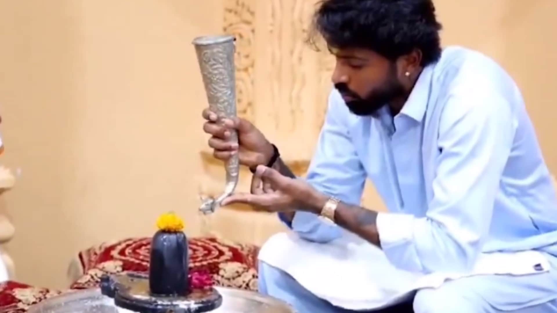 IPL 2024: Hardik Pandya offers prayers at Somnath Temple amid controversy with Mumbai Indians, Watch video