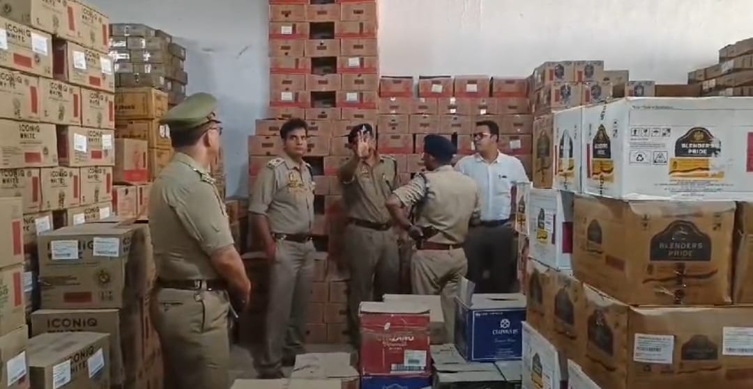 Theft in the warehouse of English liquor and beer, four lakh cash and three rifles found, DM-SSP investigated