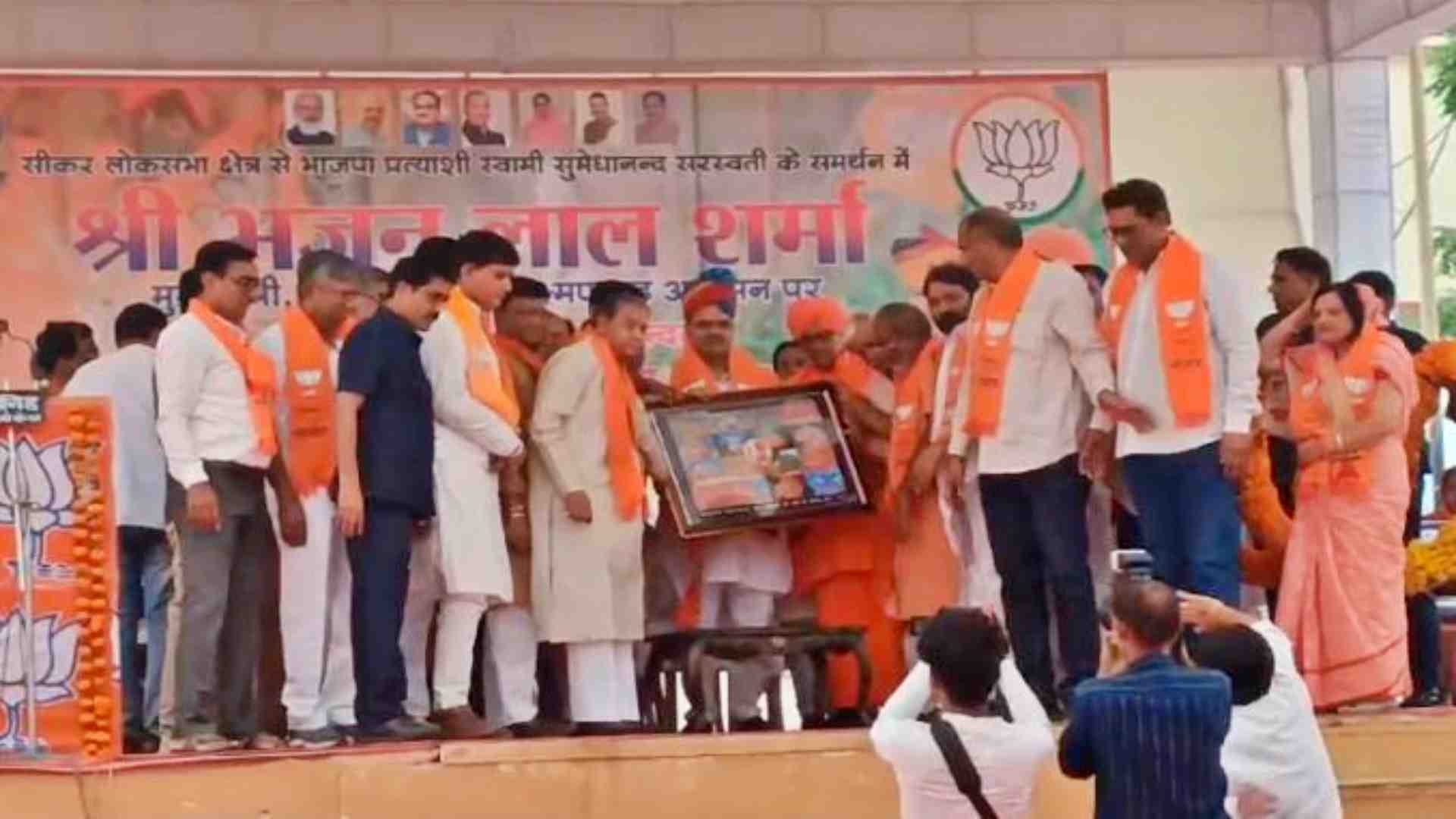 लक्ष्मणगढ़ जनसभा में पहुंचे सीएम।