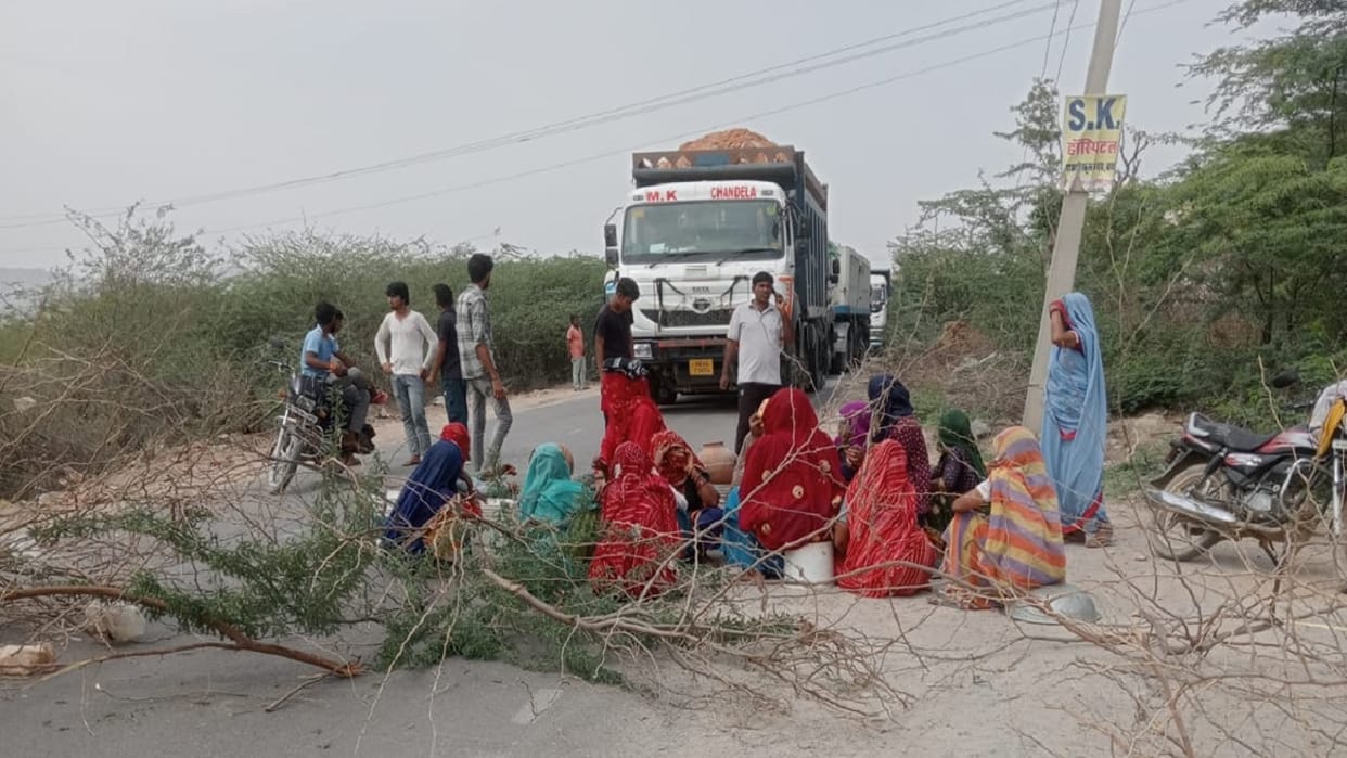 Due to water shortage in Narnaul, women blocked road, queue of vehicles formed