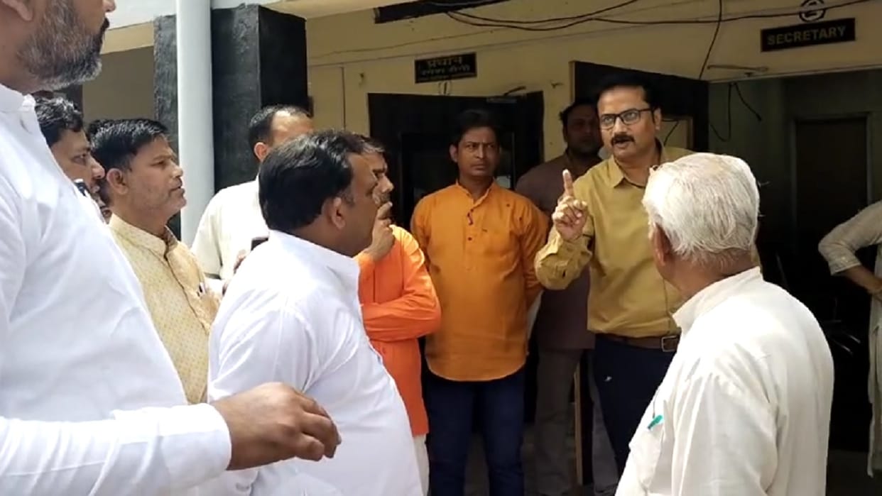 huge uproar in Mahendragarh Municipality in presence of DMC and SDM, MLA accused of illegal encroachment