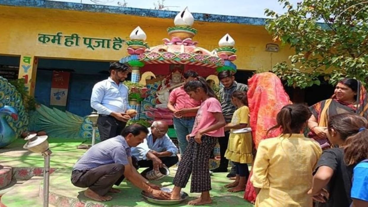 Katni News Teachers washed feet of students and made them enter school