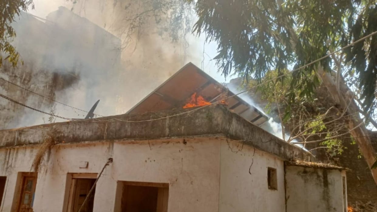 Damoh Fire broke out in old police station building in Madiyado Damoh major incident averted