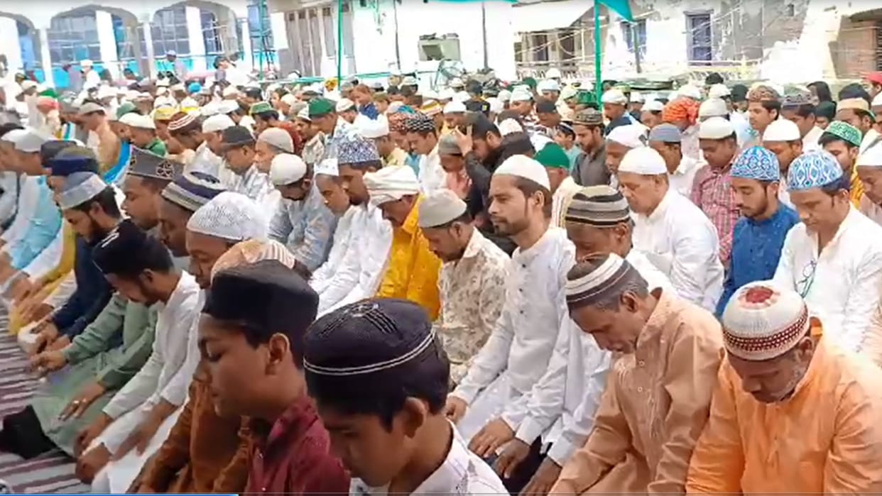 alvida ki namaz offered with Aqidat mosques in mirzapur