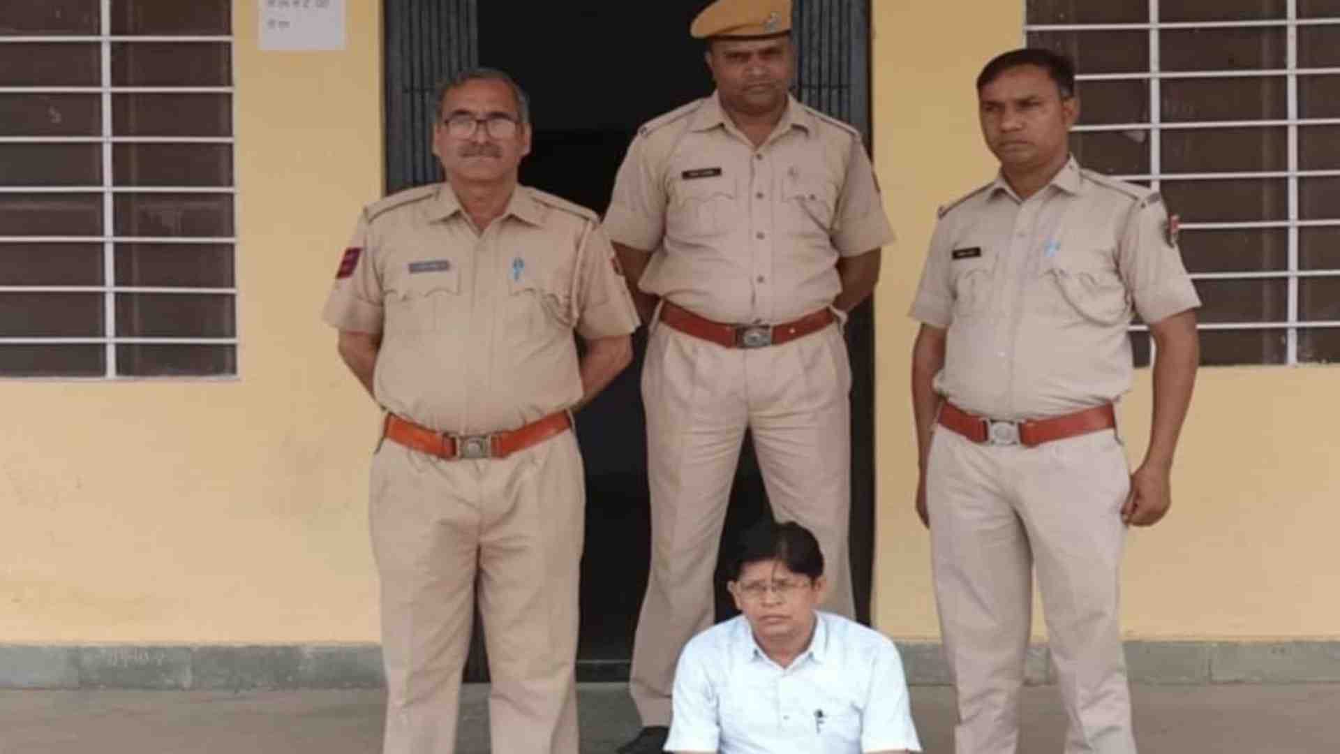 पुलिस की गिरफ्त में आरोपी सरपंच।