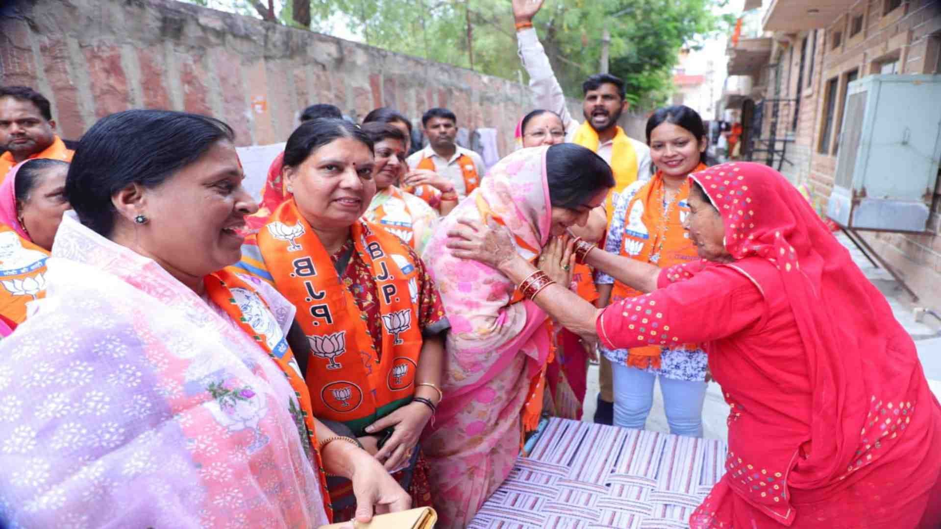 प्रचार के दौरान लोगों के बीच पहुंचीं नोनद कंवर।