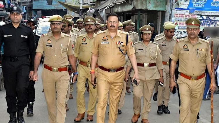 Rampur: भैंस की पूंछ लगने से नाराज युवक ने किसान को मार डाला, थाने में जमकर हंगामा, पुलिस ने फटकारी लाठियां