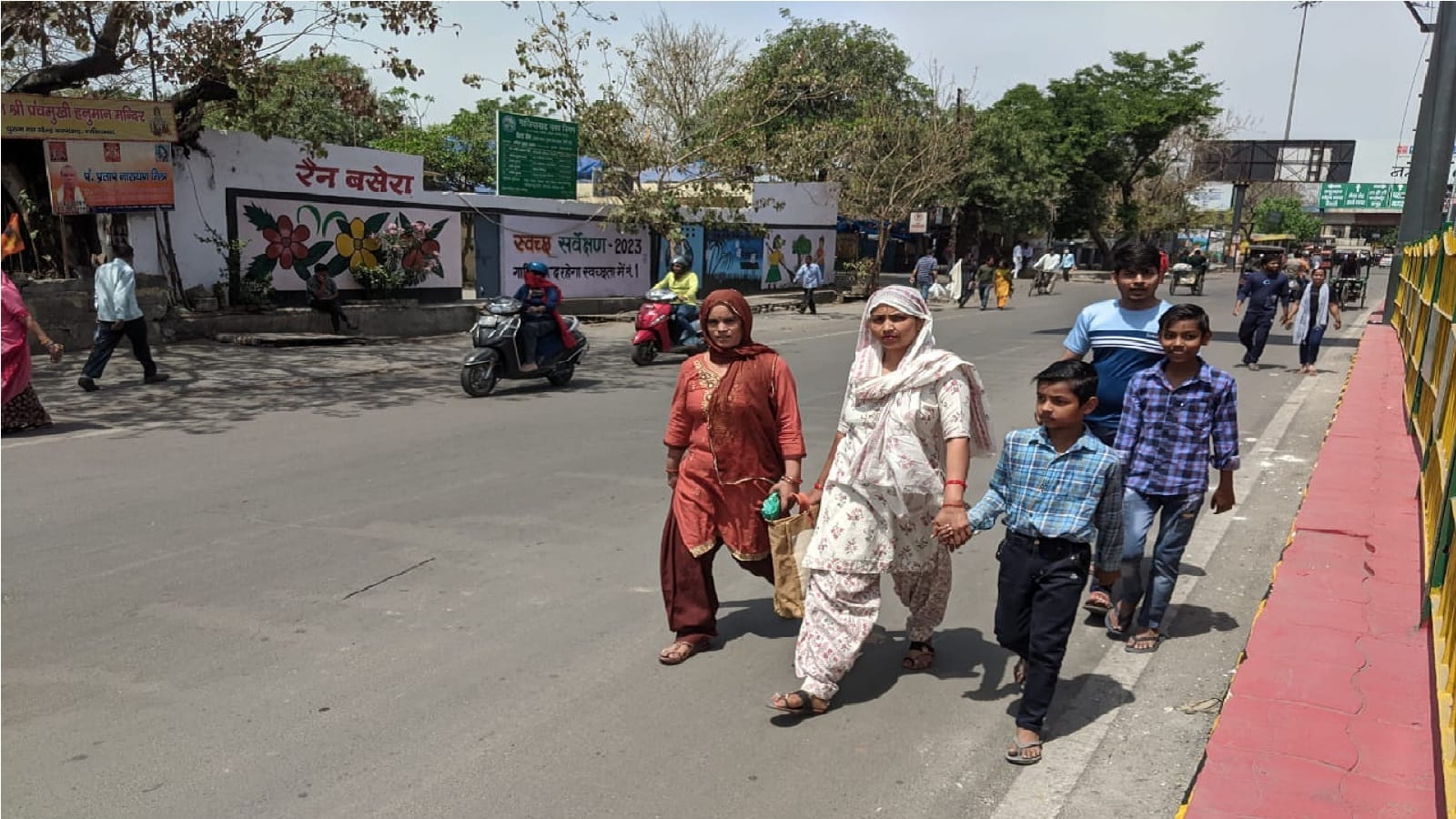 Roads and markets were closed before 24 hour in Ghaziabad due to PM Modi s road show