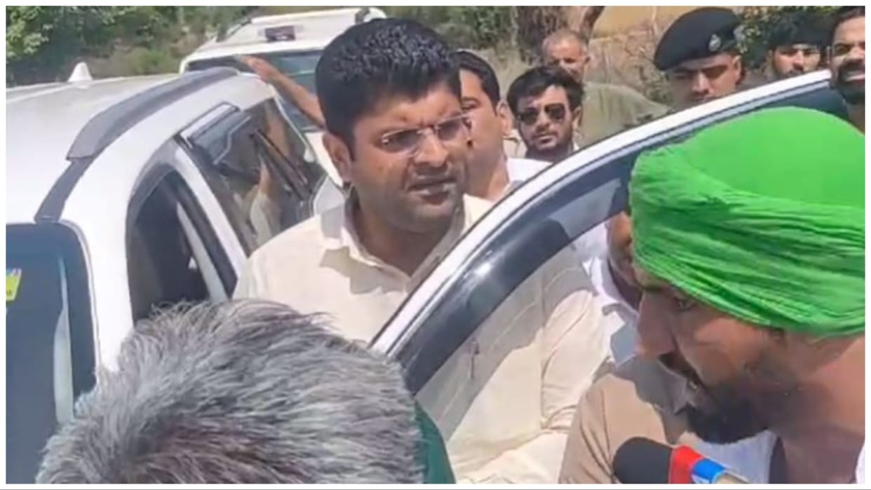 Hisar: Farmers showed black flags to Dushyant Chautala in village Nada