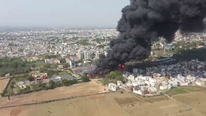 Video: रायपुर में बिजली विभाग के 1500 ट्रांसफार्मर जलकर खाक; 3 KM तक का इलाका कराया गया खाली; मची अफरा-तफरी Raipur News: Transformer blast in electricity department premises; A massive fire broke out