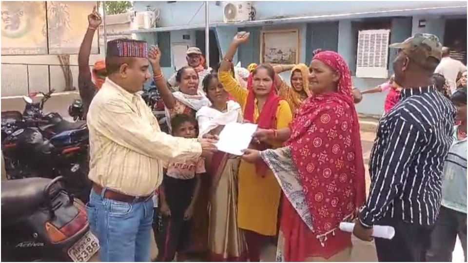लोगों ने सौंपा ज्ञापन।