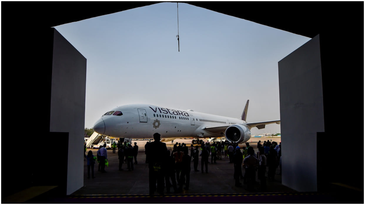 Vistara Thiruvananthapuram to Mumbai flight bomb threat News Updates in Hindi