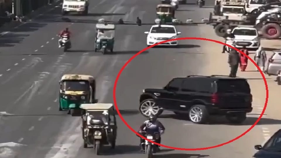 Delhi: Stunt by car on a busy road to become famous... challan of 12 thousand