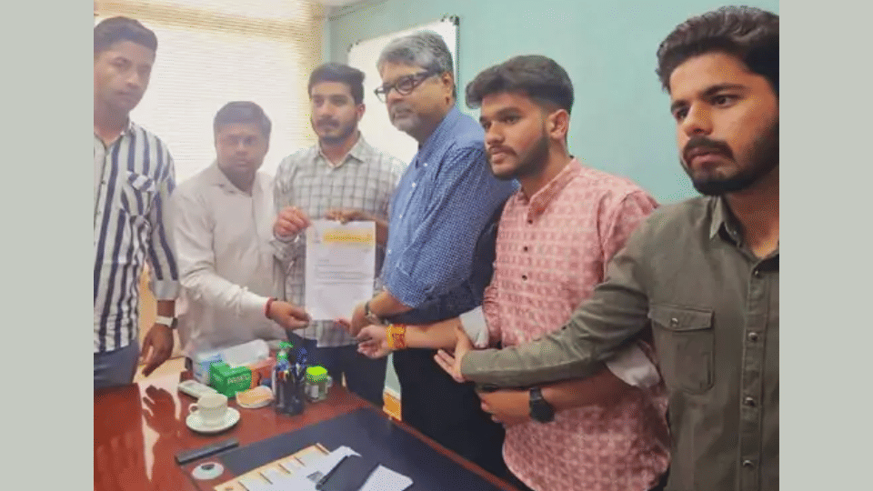 indore news students fight four arrested