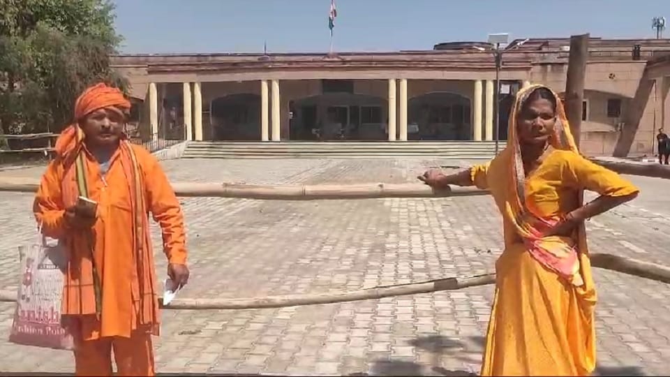 UP: Independent candidate fumed after nomination was rejected, e-rickshaw driver had got nomination done