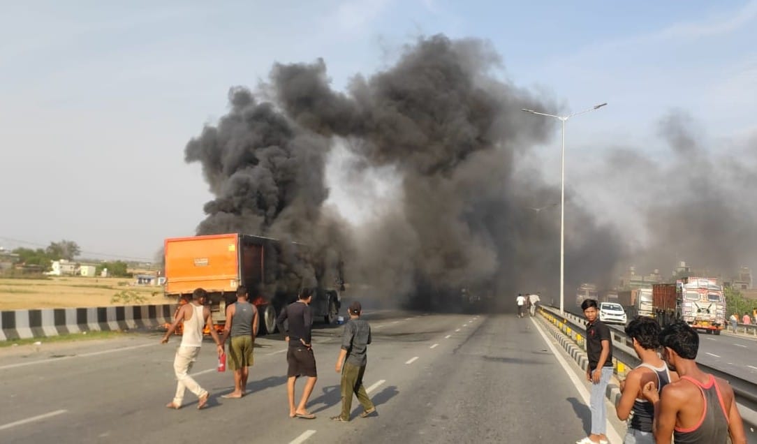 Dumper burnt in fire on National Highway of Chandauli
