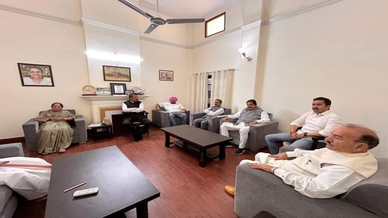 Congress leaders will reach a consensus in New Delhi today to decide the candidate for Himachal