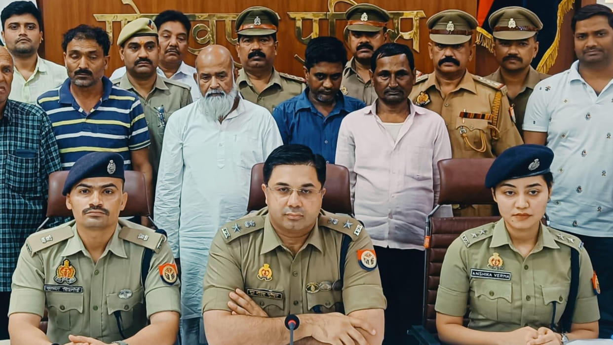 Stamp traders caught in Gorakhpur used to prepare fake stamps from real scrap.