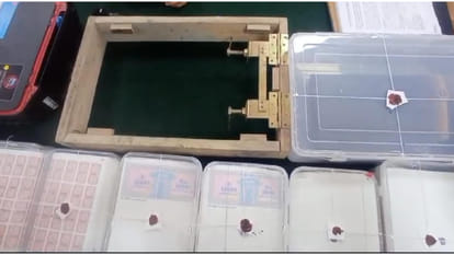 Stamp traders caught in Gorakhpur used to prepare fake stamps from real scrap.