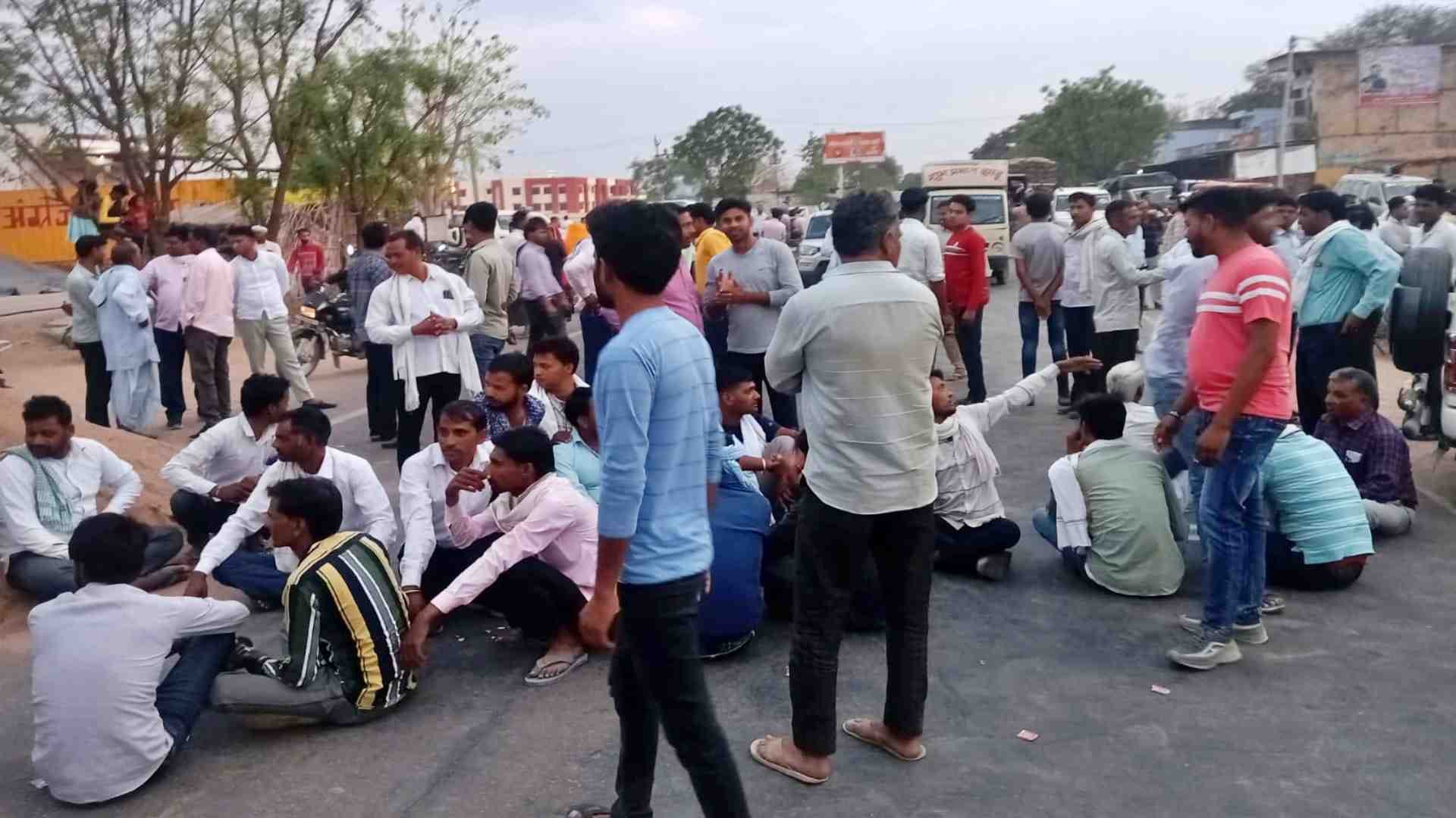 हंगामें के बाद जाम लगाकर बैठे लोग।