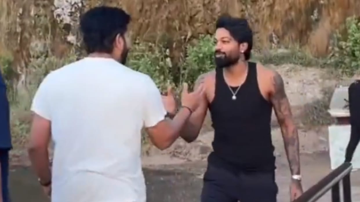 IPL 2024: Hardik-Rohit's bonding seen amid captaincy controversy, shook hands with a smile on their faces, see