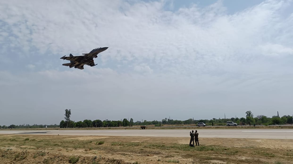 Gagan Shakti maneuver begins on Lucknow-Agra Expressway, aircraft like Jaguar-Sukhoi and Rafale are touching d